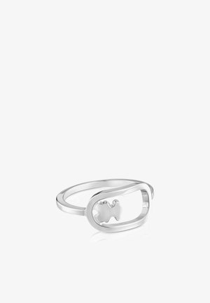 Anello d'argento con una cornice ovale aperta che presenta una piccola forma astratta a forma di orsetto sospesa all'interno della cornice.