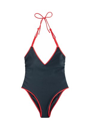 Costume da bagno intero realizzato in tessuto a coste, con scollatura a V profonda, dettagli rossi e spalline intrecciate su uno sfondo scuro.