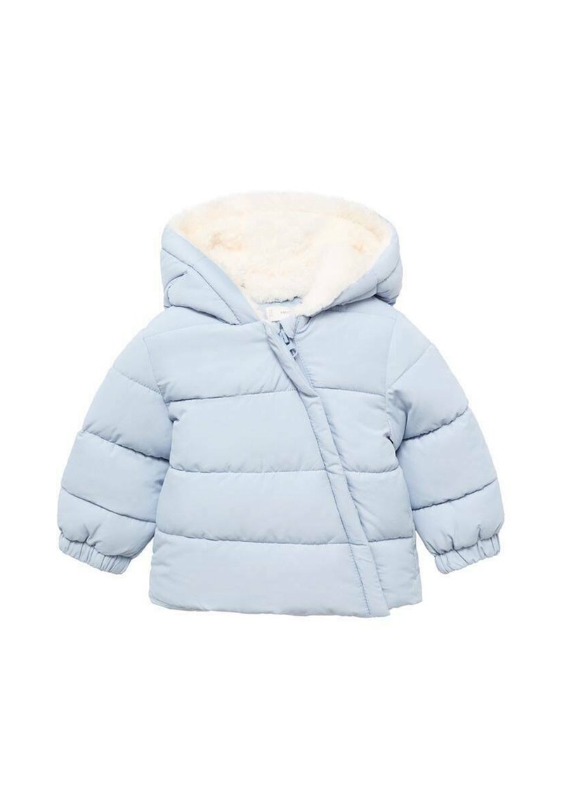 Jachetă pentru copii mici, de culoare albastru deschis, cu umplutură, fermoar diagonal și glugă căptușită cu fleece alb, manșete elastice și design matlasat.