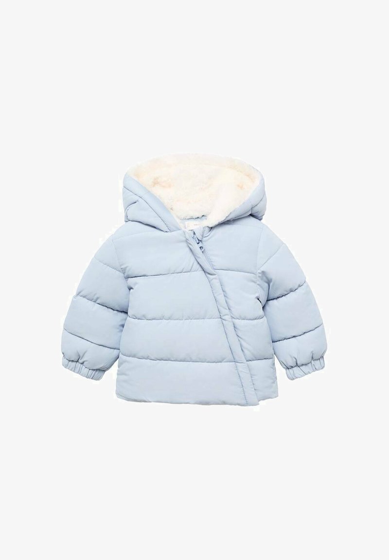 Jachetă pentru copii mici, de culoare albastru deschis, cu umplutură, fermoar diagonal și glugă căptușită cu fleece alb, manșete elastice și design matlasat.