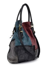 Læderhåndtaske med patchwork-design i sort, teal og bordeaux, udstyret med to robuste håndtag og hardware i guldfarvet metal.