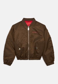 Veste aviateur marron avec fermeture éclair sur le devant, col côtelé, deux poches inclinées, et doublure rouge avec le logo "MAX&Co." brodé en rouge.