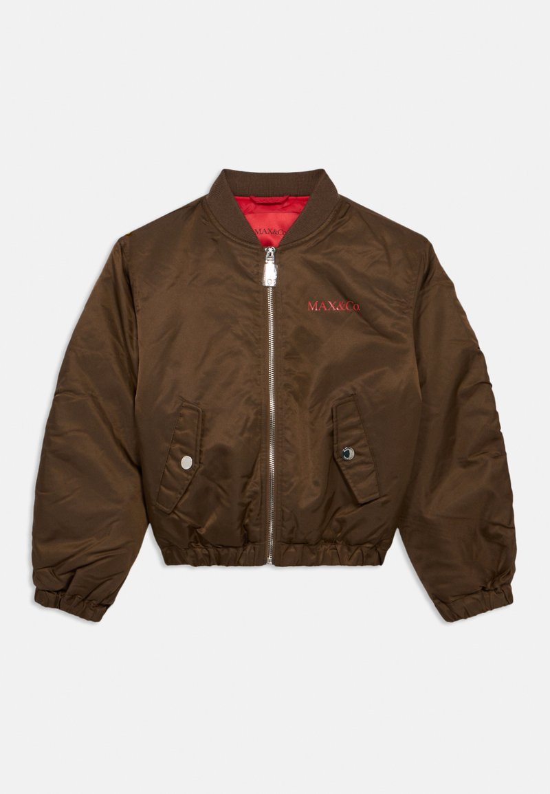 Veste aviateur marron avec fermeture éclair sur le devant, col côtelé, deux poches inclinées, et doublure rouge avec le logo "MAX&Co." brodé en rouge.