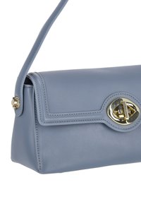Blå läderhandväska med en slät textur, rektangulär form, rundad klaff och guldfärgade metallaccenter. Justerbar axelrem ingår.