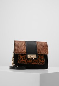 Sac à main marron et noir avec des textures imprimées serpent et léopard. Comprend un fermoir doré et une bandoulière à chaîne, une forme structurée et un design à double rabat.