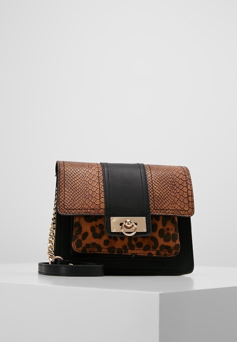 Sac à main marron et noir avec des textures imprimées serpent et léopard. Comprend un fermoir doré et une bandoulière à chaîne, une forme structurée et un design à double rabat.
