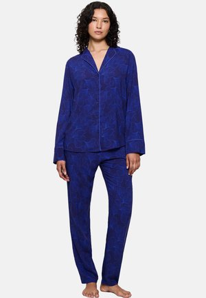 Blaue Schlafanzug-Set mit floralem Muster, knöpfbarem Hemd, langen Ärmeln und passender Hose im entspannten Schnitt aus weichem Stoff.