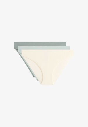 Trois paires de culottes sans couture pour femmes dans des tons gris sourd, vert et blanc cassé, empilées sur un fond blanc.