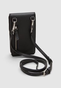 Borsa a tracolla nera in pelle con texture a poro fine, hardware argento, tracolla regolabile e tasca frontale con zip. Design compatto e rettangolare.