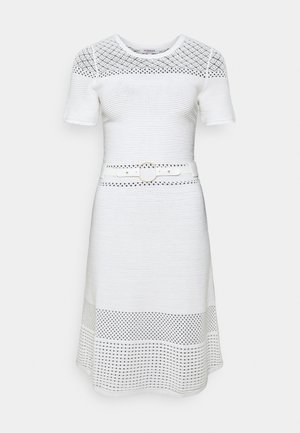 Weißes kurzärmeliges Strickkleid mit strukturierten Mustern, Mesh-Details an Brust und Saum sowie einem passenden Gürtel mit runder Schnalle.