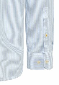 Detail van een blauw en wit gestreept shirt met knopen, manchet en textuur. Het streepjespatroon is consistent en bestaat uit een gladde katoenen stof.