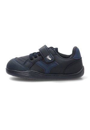Zapatilla náutica azul marino para niños con cordones y una tira de velcro en el lateral, que presenta un pequeño icono de pie en la tira.