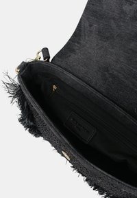 Borsa nera con un esterno testurizzato e dettagli in frange, dotata di una tasca interna con zip e accessori in tono dorato.
