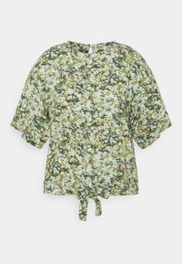 Top floral de manga corta en verde, con un lazo en la cintura, escote redondo y un patrón texturizado de flores rosas y crema sobre un fondo claro.