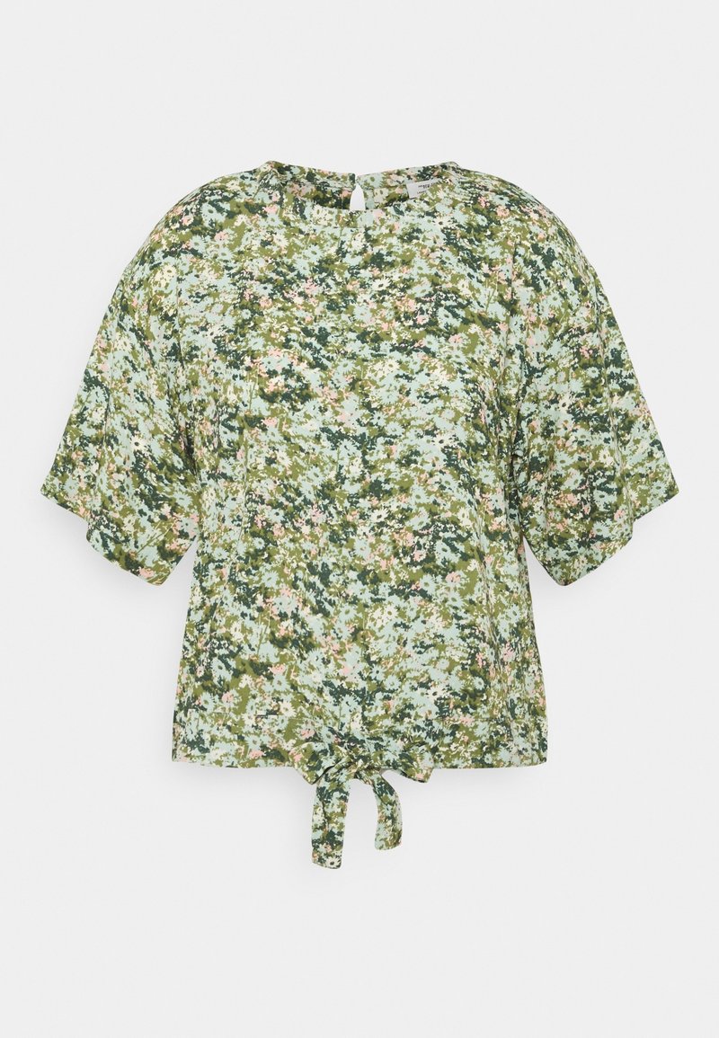 Top floral de manga corta en verde, con un lazo en la cintura, escote redondo y un patrón texturizado de flores rosas y crema sobre un fondo claro.