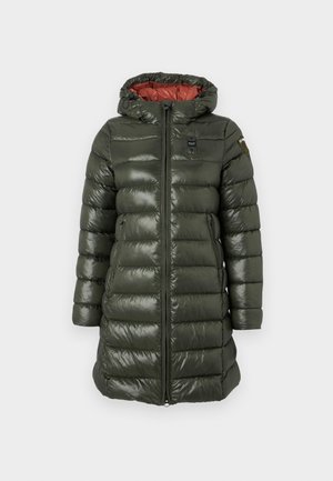 Chaqueta acolchada en verde oliva con acabado brillante, que cuenta con capucha, cremallera frontal, bolsillos laterales y forro rojo en contraste.