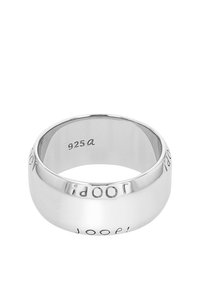 Anello in metallo argentato con una superficie liscia e lucida, caratterizzato da testo inciso "JOOP!" attorno alla sua fascia. Contrassegnato con "925a" per il contenuto di argento.