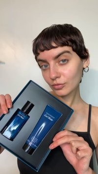 Set regalo Davidoff Cool Water contenente una bottiglia di profumo blu scuro e un tubo abbinato di bagnoschiuma tutto in uno, entrambi in una confezione regalo.