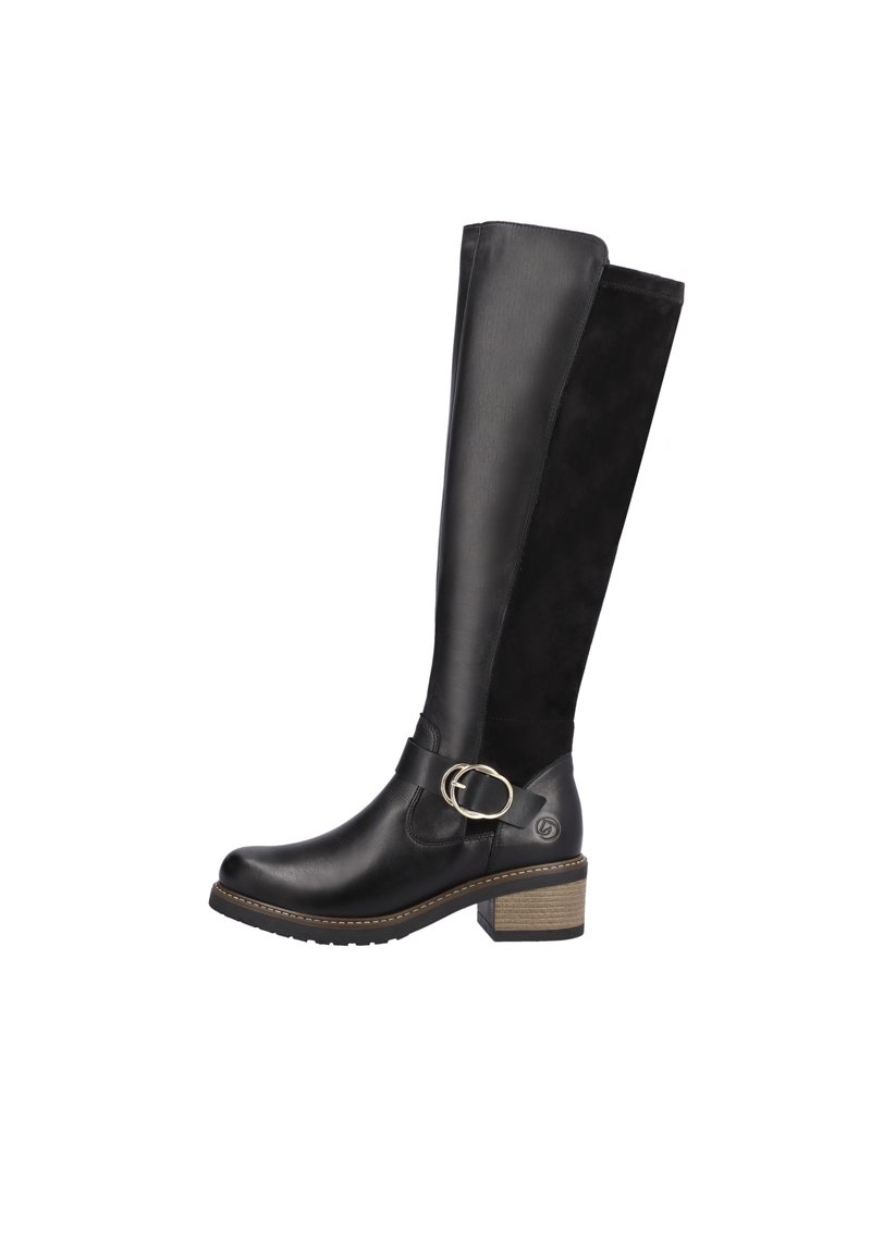 Des bottes noires montantes en cuir et daim, avec un talon en bois et un détail de boucle métallique sur la sangle de la cheville.