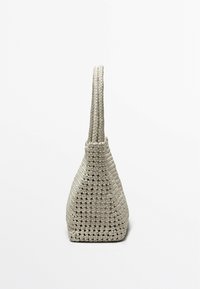 Geweven tote bag in lichtgrijs. Heeft twee dunne handvatten, een driehoekige vorm en een textuur met de uitstraling van natuurlijke vezels.