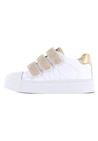 Witte sneaker met drie metallic glitter klittenbandsluitingen, een glanzend accent op de hiel en een rubberen neuskap. Glad materiaal en minimalistisch ontwerp.
