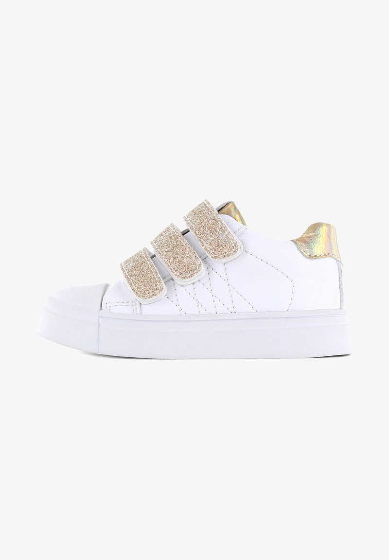 Witte sneaker met drie metallic glitter klittenbandsluitingen, een glanzend accent op de hiel en een rubberen neuskap. Glad materiaal en minimalistisch ontwerp.