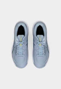 Lichtblauwe sportieve schoenen met een gestructureerde bovenkant, contrasterende donkere veters en subtiele logo-accenten. Gevoerde zool voor comfort en ondersteuning.