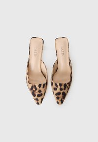 Par med spisse mulehæler med brunt og svart leopardmønster og beige såler på en hvit bakgrunn.