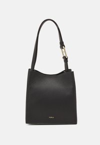 Zwarte leren handtas met een gladde textuur, een gebogen bovenkant en een verstelbare schouderband. Beschikt over een gouden logo aan de voorkant en minimale hardware.