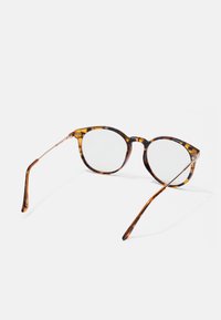 Okularowe glasses o formie tortoiseshell z przejrzystymi soczewkami, z grubą oprawką i smukłymi, zakrzywionymi ramionami. Akcenty na skroniach z metalicznym wykończeniem.