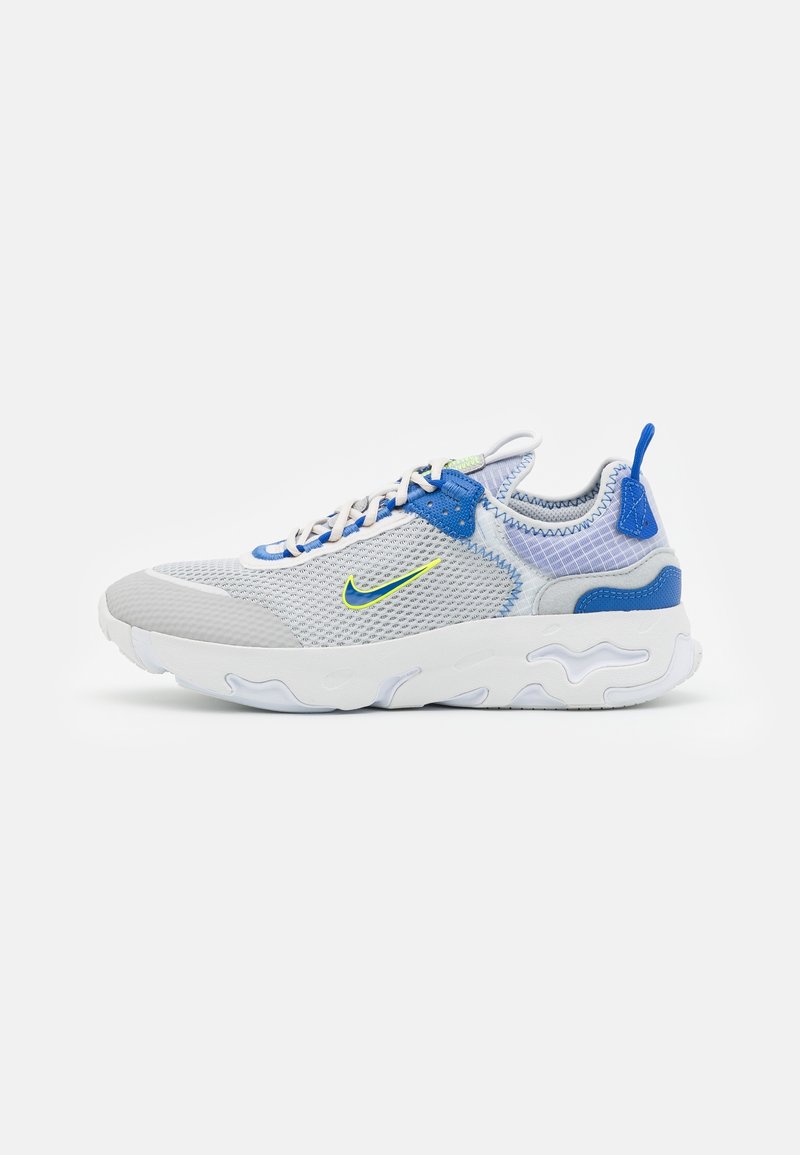 Tenisky Nike s vrškem z mesh v světle šedé barvě s modrými akcenty, texturovanou podrážkou a výrazným logem Swoosh v neonově zelené barvě.