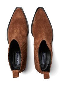 Botine din suede maro, până la gleznă, cu vârf ascuțit, talpă neagră și detalii ribbate pe laterale. Au un tab pentru a fi încălțate ușor la spate.