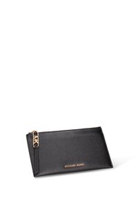 Zwarte leren kaarthouder met een gestructureerd oppervlak en een gouden logo. Voorzien van een ritssluiting en een riem voor gemakkelijk dragen.