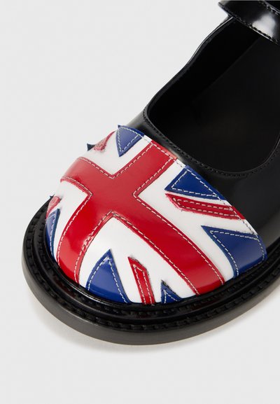 Mustad must koos ümmarguse toe ja esiküljel valge, punane ja sinine nööpidega ühendatud Suurbritannia lipu patch.
