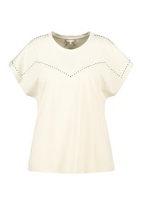 T-shirt blanc à manches courtes avec un col rond et des clous décoratifs en argent le long de l'épaule et un motif en chevrons sur la poitrine.