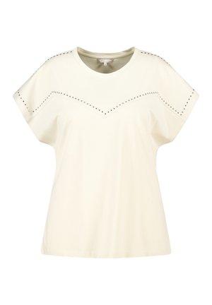 Witte t-shirt met korte mouwen, een ronde halslijn en decoratieve zilveren studs langs de schouder en een chevronpatroon over de borst.