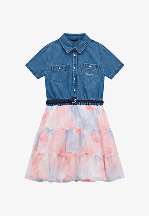 Abito camicia in denim con parte superiore blu a maniche corte e due tasche sul petto, e una gonna fluente a strati in tonalità di rosa e azzurro chiaro.