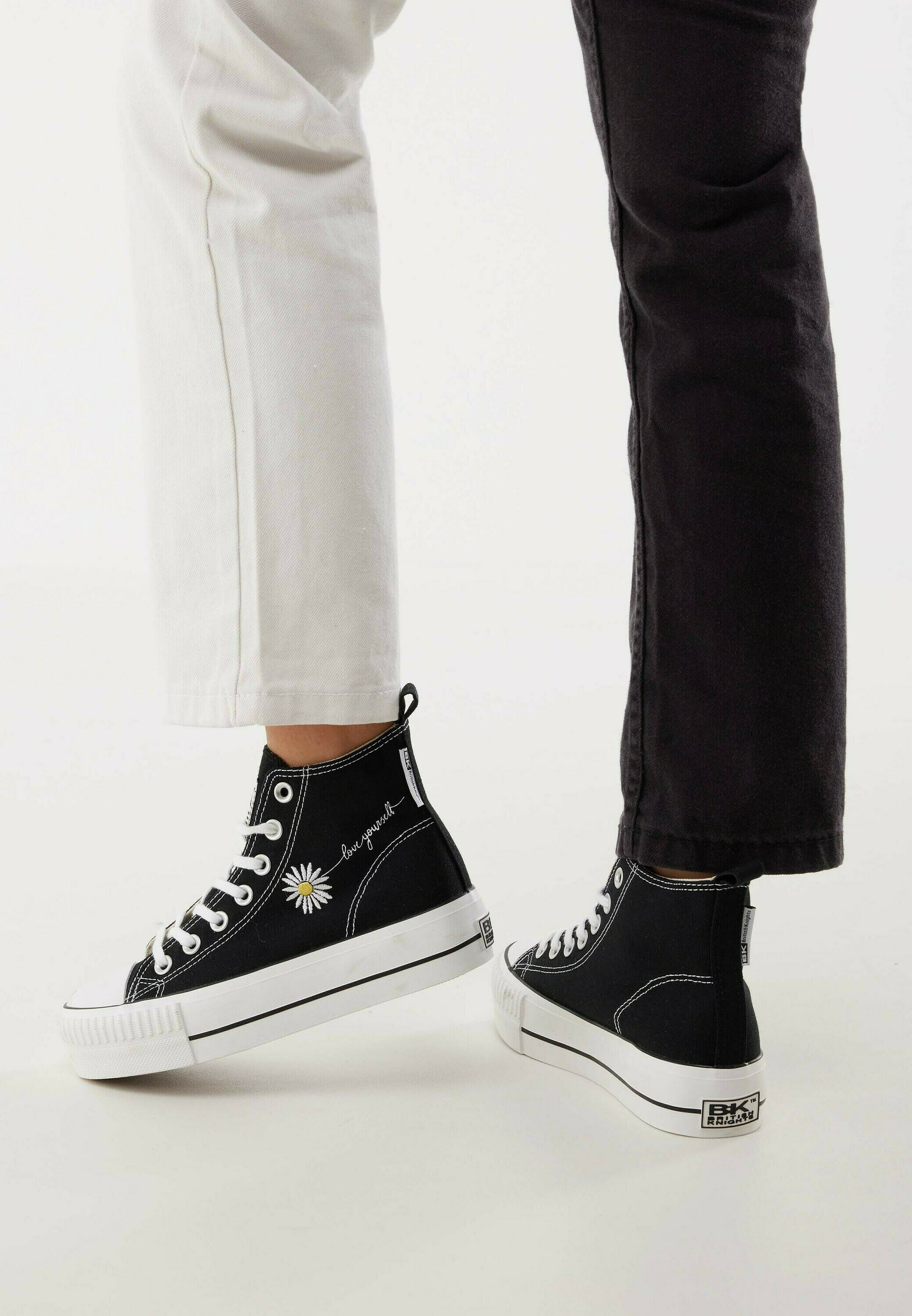 black daisy converse