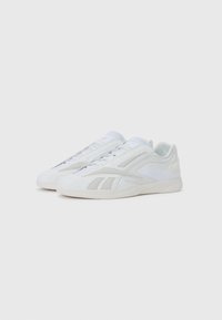 Pantofi sport albaștri din material sintetic, cu un finisaj texturat, având o formă aerodinamică, design cu șireturi și dungi de accent.
