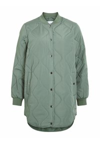 Paminkštinta bomber tipo striukė švelnios žalios spalvos, pasižyminti banguota susegama tekstūra, spaudžiamaisiais mygtukais, ribinėmis rankogaliais ir šoninėmis kišenėmis su apvalia apačia.