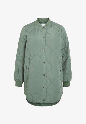 Vattert bomberjakke i myk grønn, med bølget quiltet tekstur, trykknapper, ribbestrikkede mansjetter og sidelommer med avrundet kant.