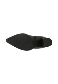 Czarny skórzany but z ostrym noskiem, gładką powierzchnią i niskim, kwadratowym obcasem. Podeszwa ma żebrowaną fakturę dla lepszej przyczepności.