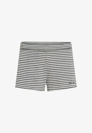 Melnbaltas šorti ar dimanta rakstu, izgatavoti no mīksta auduma. Raksturo gluda josta un piegriezta piemērotība.