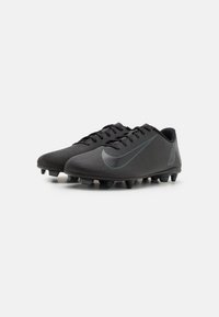 Mustan väriset jalkapallokengät, joissa on teksturoidusta pinnasta valmistettu pinta. Varustettu sävykkäällä Nike-logolla ja kartiomaisilla napeilla pidon parantamiseksi. Kevyt malli, jossa on nauhat.
