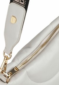 Borsa in pelle grigia con cerniera e chiusura dorate. Presenta una superficie testurizzata e una tracolla nera a fantasia con accessori in oro.
