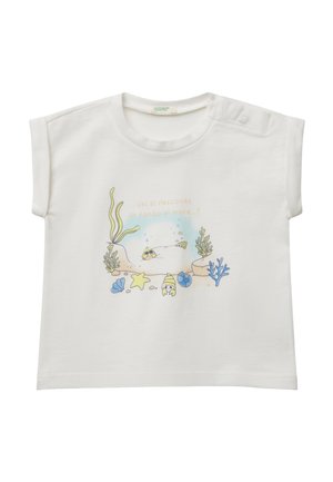 Maglietta bianca in cotone a maniche corte con un'illustrazione colorata di un scena subacquea, che include alghe, pesci e dettagli di corallo.