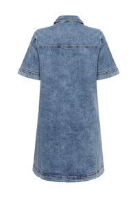 Svetlomodré denim šaty s krátkymi rukávmi, golierom a rovný strih. Obsahujú kontrastné prešívanie pozdĺž švov a lemu.