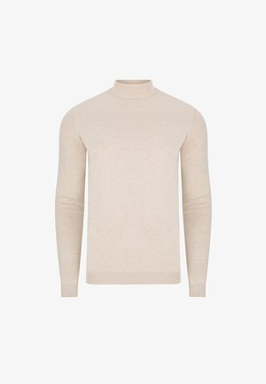 Beżowy sweter z długim rękawem i golfem z prążkowanymi mankietami i dołem, prezentowany na białym tle.