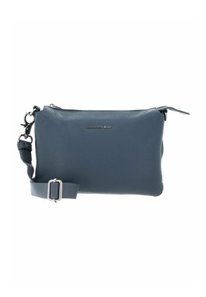 Sac en cuir texturé bleu, à bandoulière réglable, avec boucle en argent, fermeture zippée et petit logo métallique de la marque à l'avant.