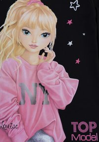 Design grafico che presenta una ragazza bionda in una felpa rosa con stampa "NY", sfondo nero e dettagli stellati in rosa e argento.